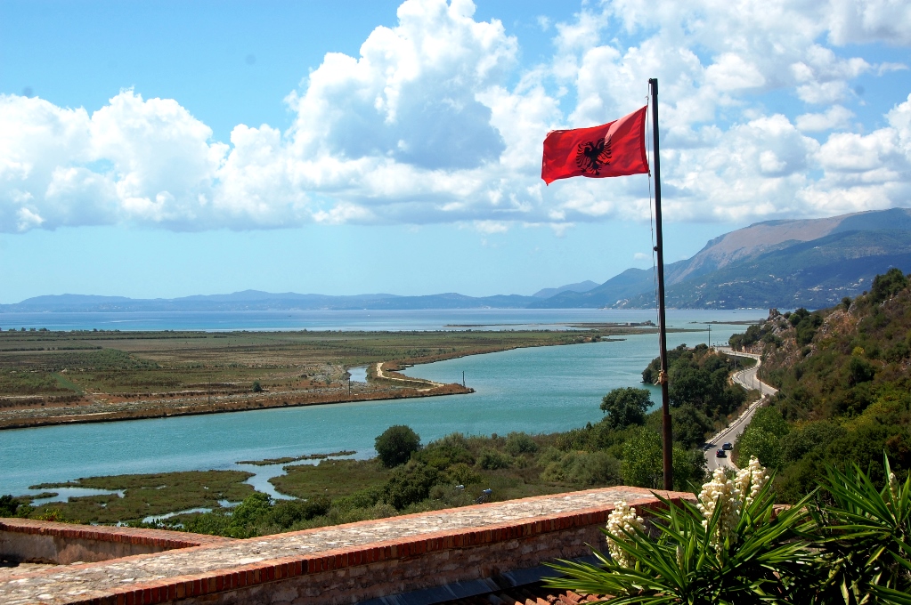 Albaniens flagga, med den dubbelhövdade örnen, vajar över Butrint