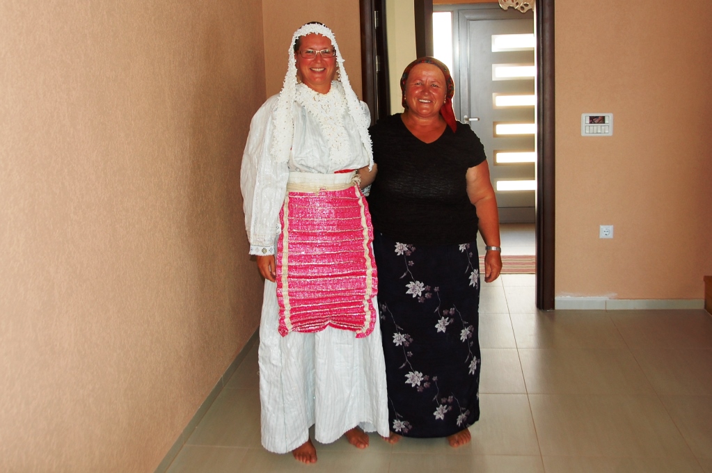 Jag i en traditionell albansk bröllopsklädsel, tillsammans med Shefiks syster