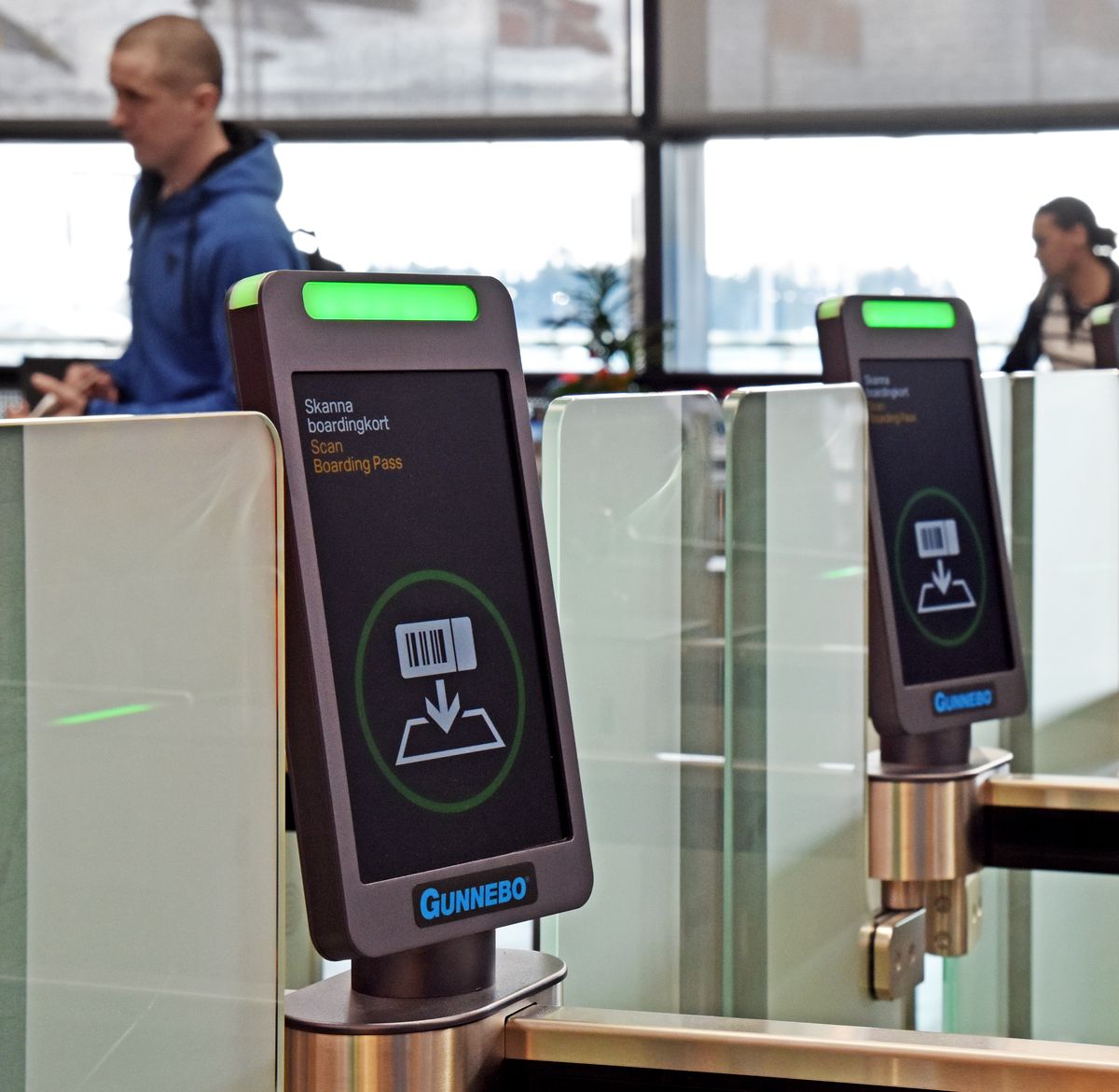 Automatiska inpasseringsgrindar vid säkerhetskontrollerna införs nu på Swedavias flygplatser. Foto Swedavia.