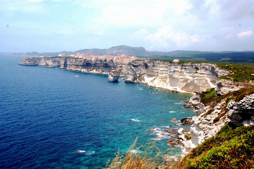 Bonifacio ligger dramatiskt på en hög klippa