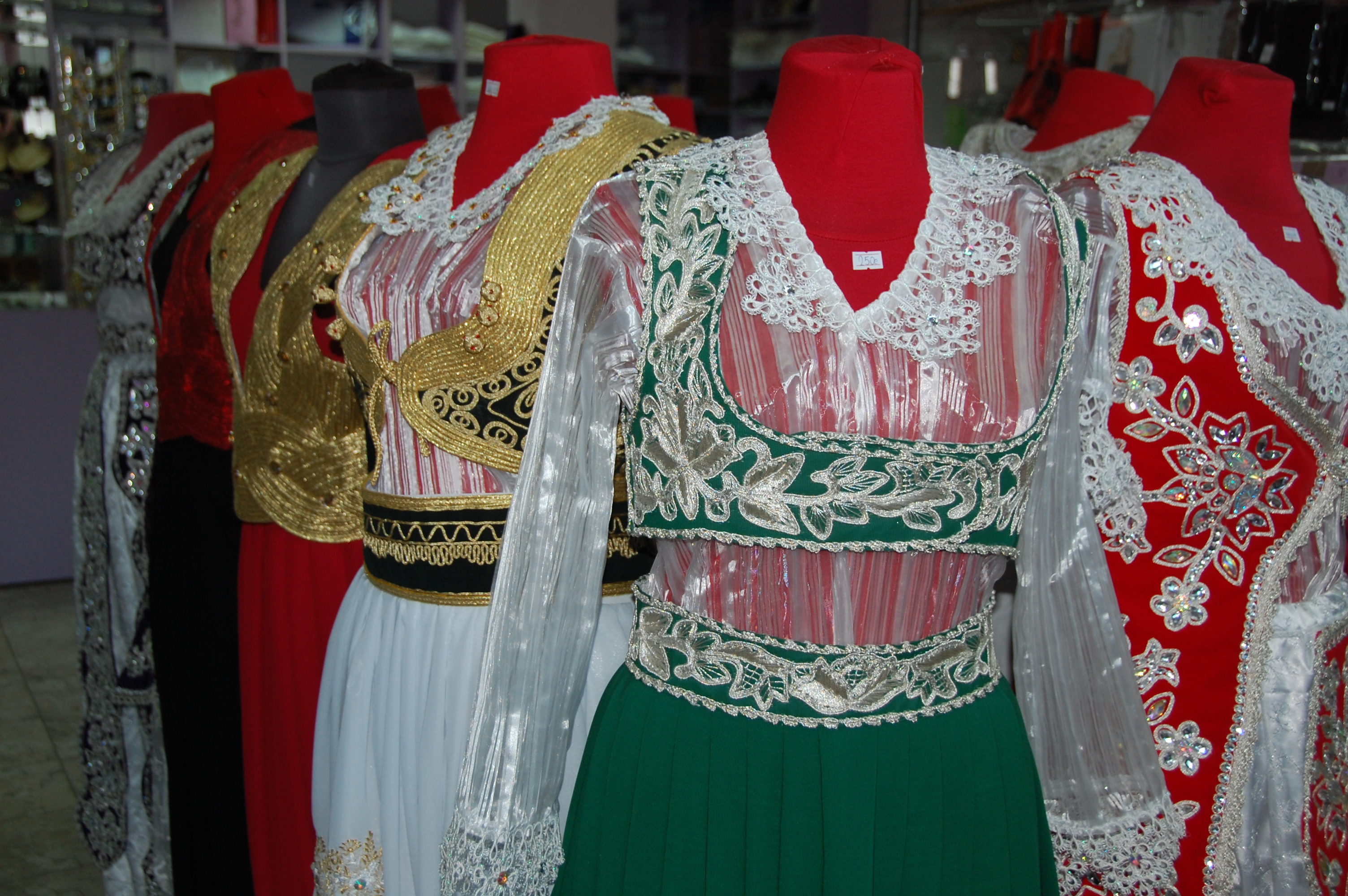 Albanska bröllopskläder i en butik i Kicevo