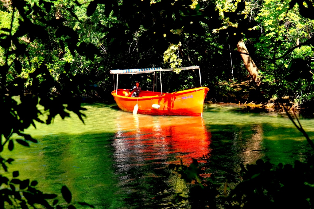 Båt för turer på floden Cetina