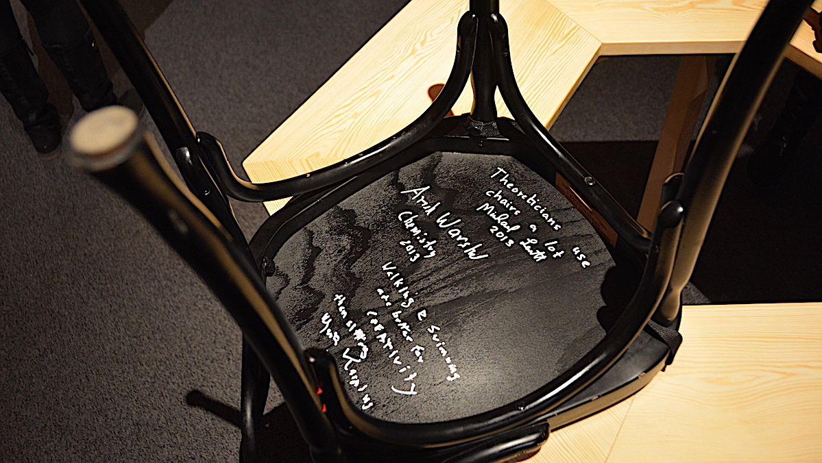 Nobelpristagare signerar stol på  Nobelmuseet i Stockholm
