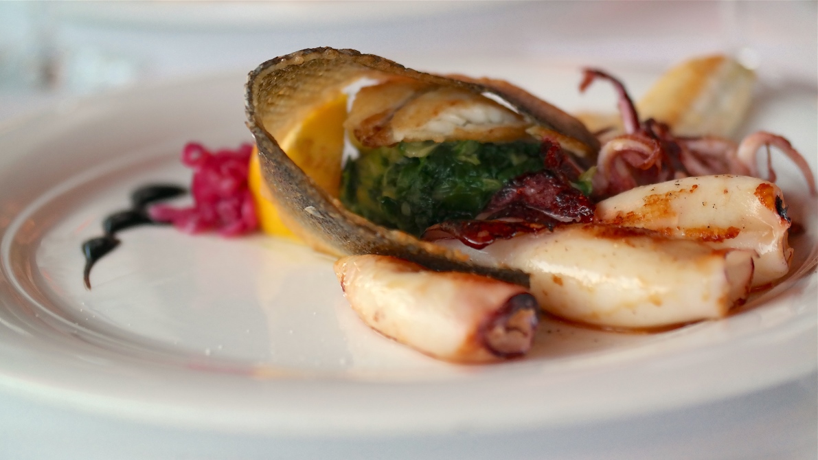 Färsk fisk och bläckfisk med tillbehör