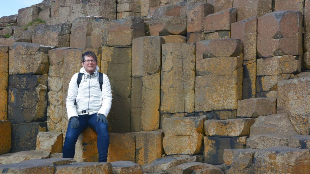 Helena vid några av Stenformationerna Giant's Causeway i Nordirland