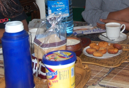 Frukost med te, rostbröd, Blue Band och mandazi