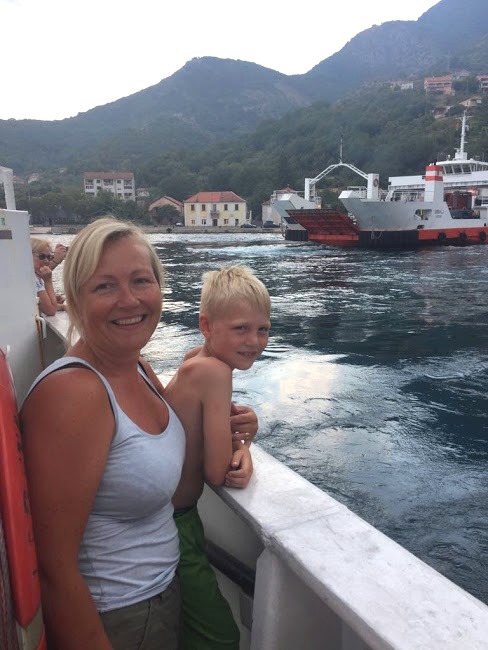 Färja över Kotorbukten