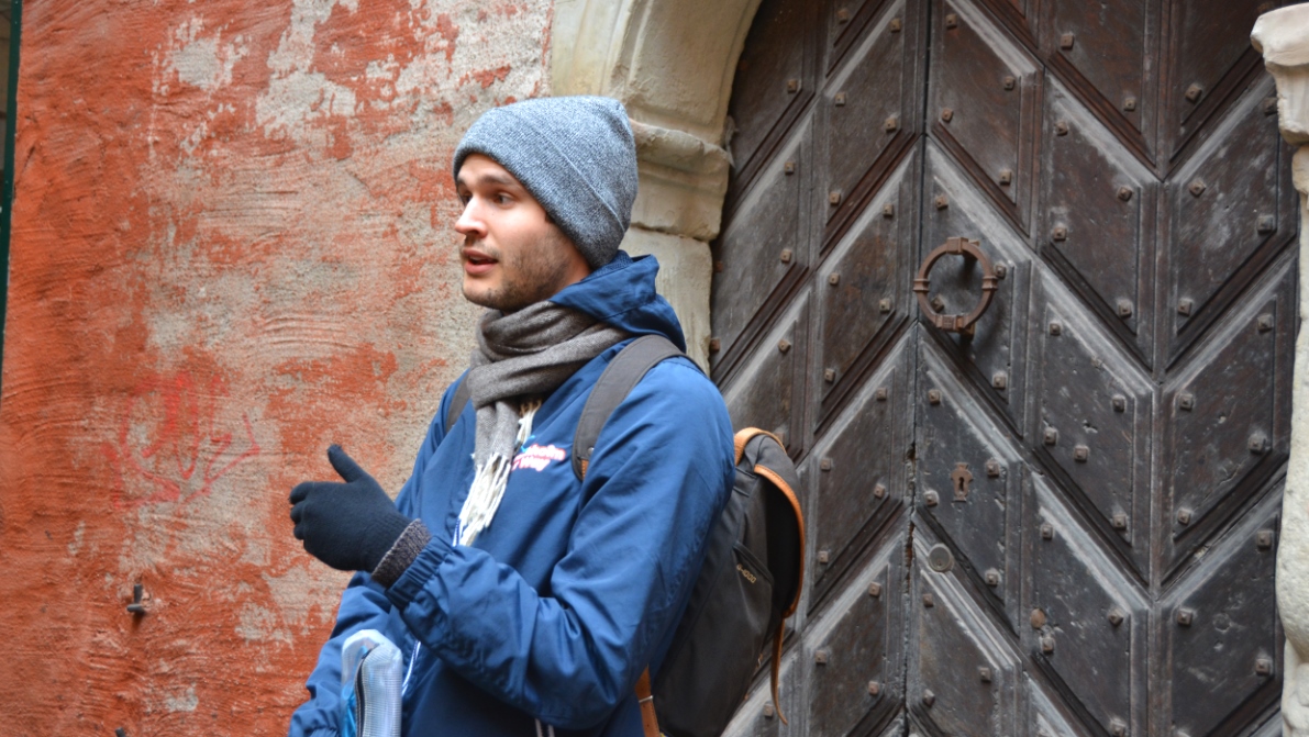 Här står vår guide framför den allra äldsta porten i Gamla stan