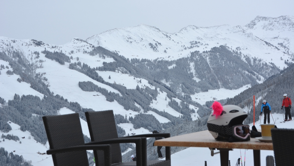 Hjälm med öron i Alpbachtal i Österrike