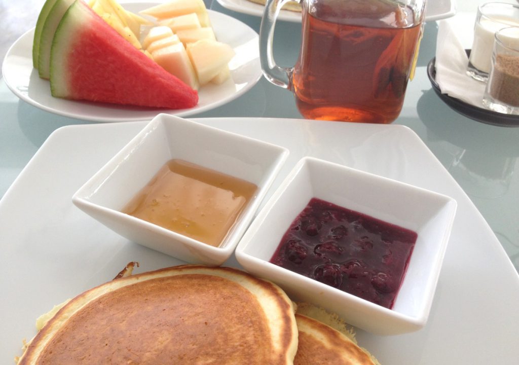 Frukost med pannkakor och frukt på hotell i Malaysia
