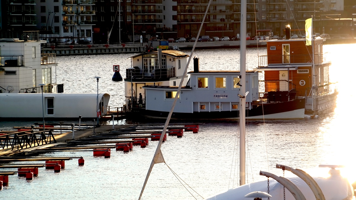 Vår husbåt sedd från marinan - bilden är några veckor gammal och den vita lilla husbåten till vänster har flyttats 