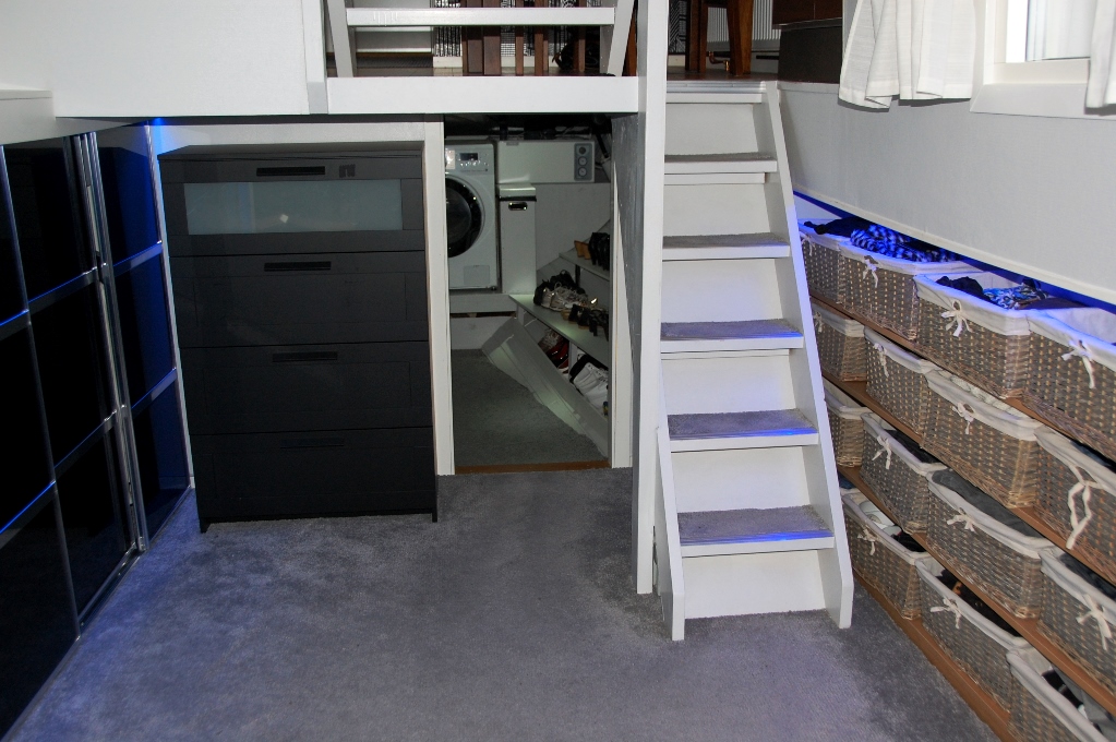 Vår walk-in-closet med garderober till vänster, byrå rakt fram och korgar till höger för kläder