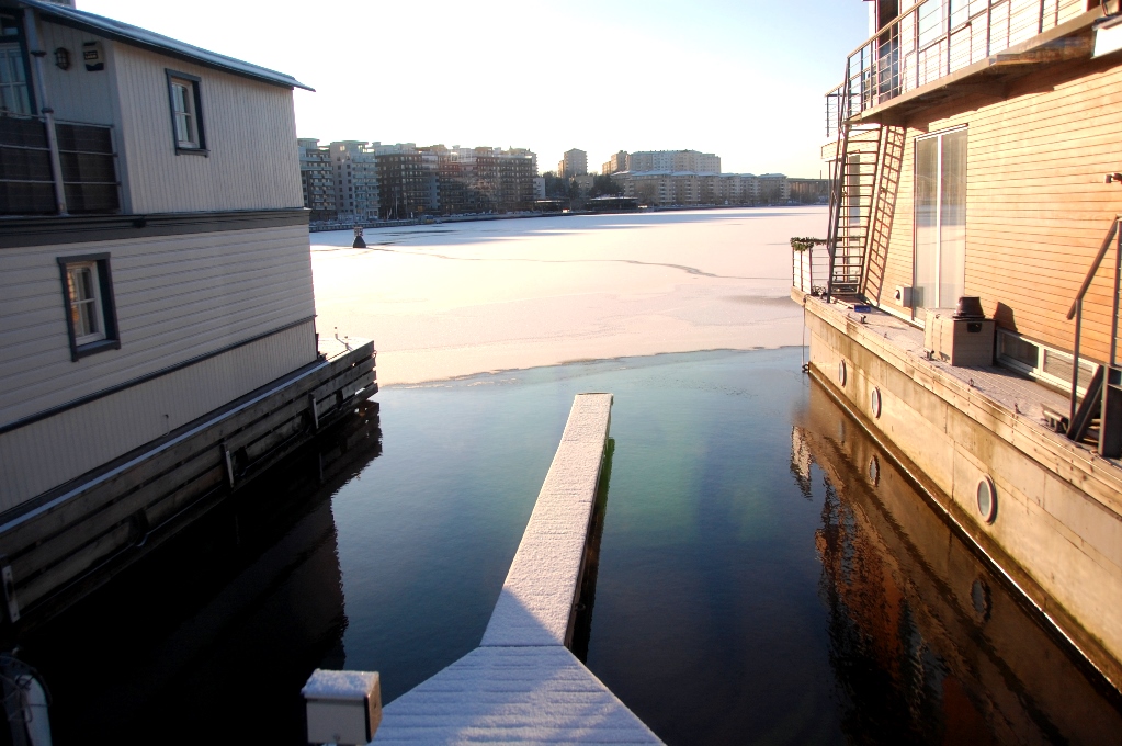 En isfri marina, men utanför ligger isen på Ulvsundasjön