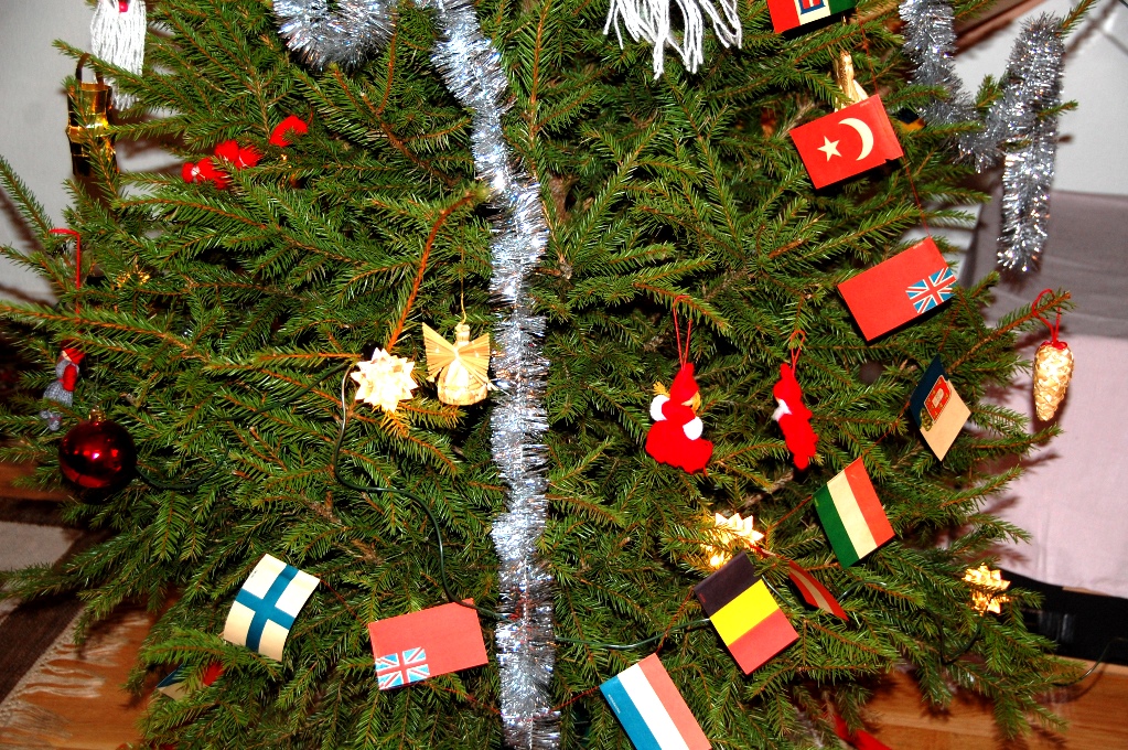 Mammas fina julgran, med flaggor som