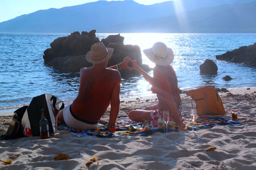 Peter och Helena har picknick på Korsikas västkust