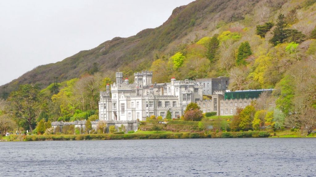 Klostret Kylemore Abbey på Irland - sett från vägen