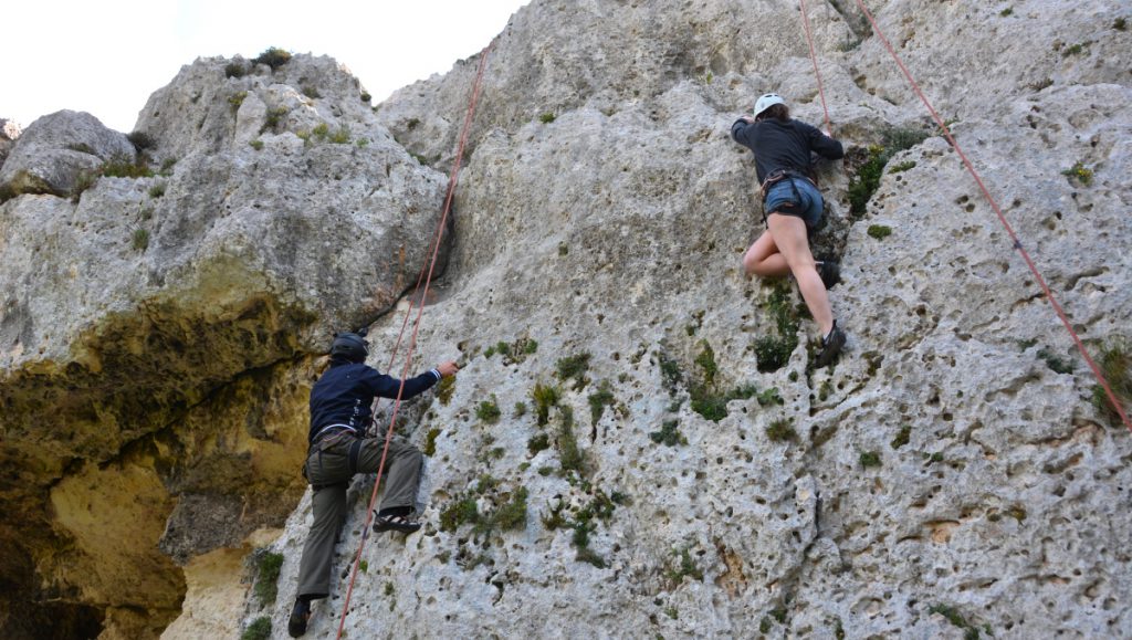 Det finns massor av aktiviteter att göra på Gozo i Malta - abseiling är en av dem!
