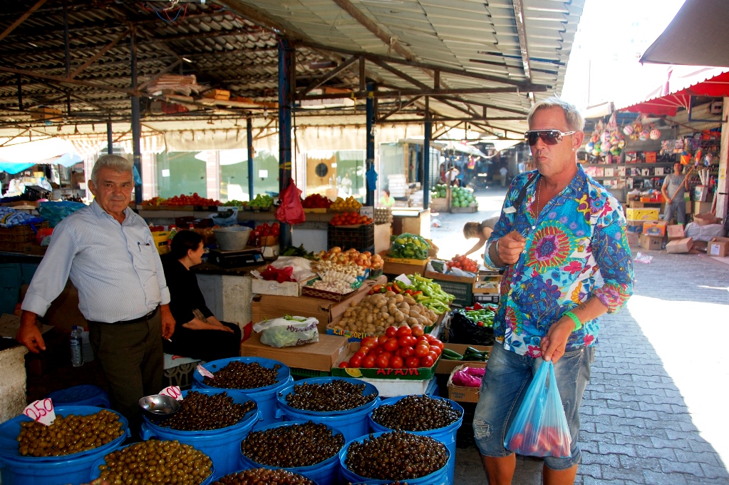 I Albanien handlar man grönsaker på marknaden
