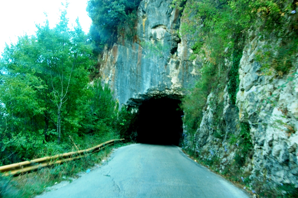 Väg och tunnel i Montenegro - undrar vad som finns på andra sidan?