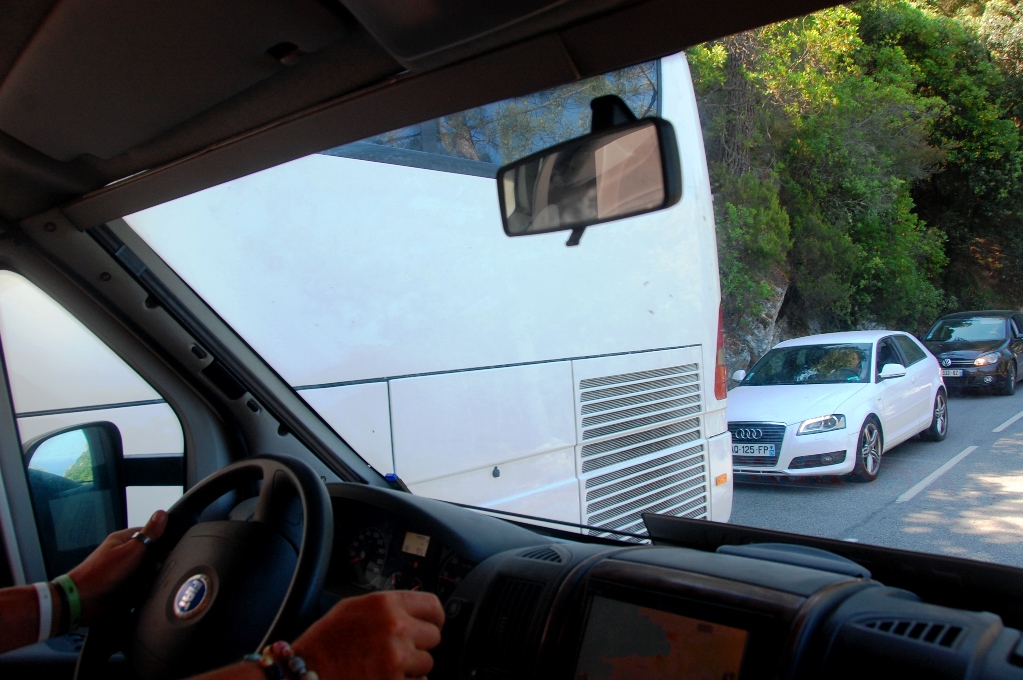 Möte med buss - backspeglarna är indragna och båda fordonen kryper fram