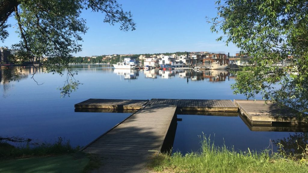 Pampas marina sett från promenadvägen under E4:an