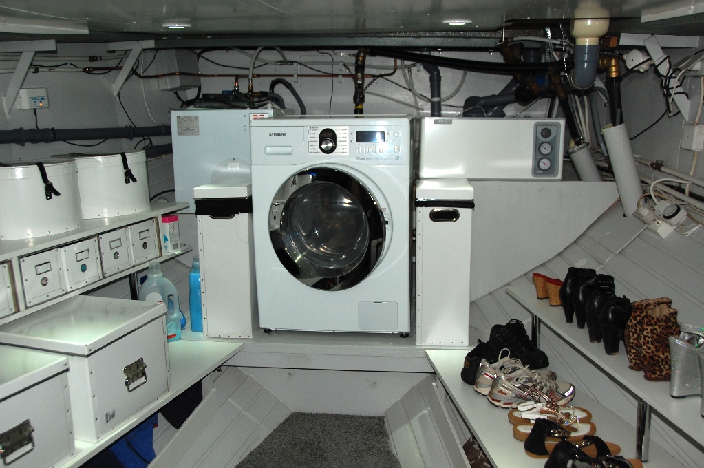 I det före detta maskinrummet finns nu värmepannor och pumpar, tvättmaskin och förvaring