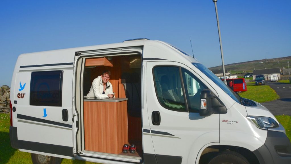 Helena i köket i "vår" Bunkcamper