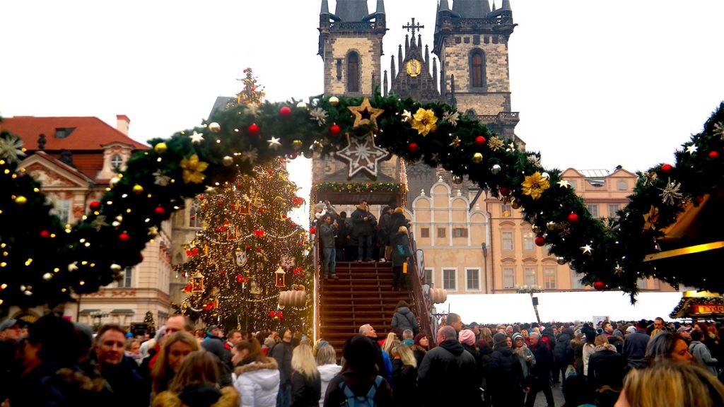 Julstämning bland alla vackra hus och kyrkor i Prag