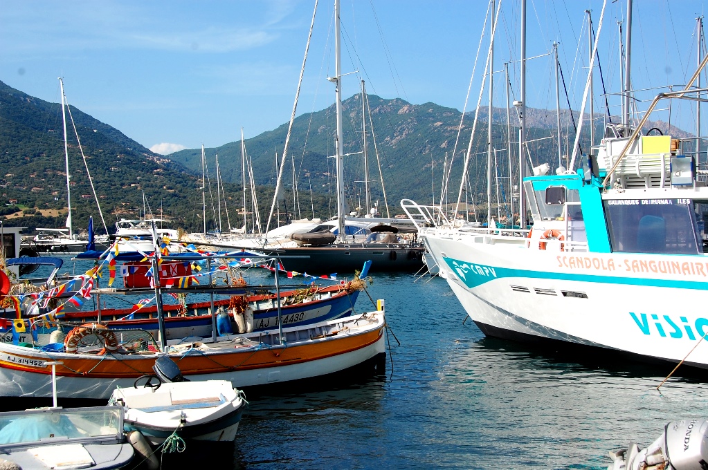 I Propriano finns en hamn med många båtar