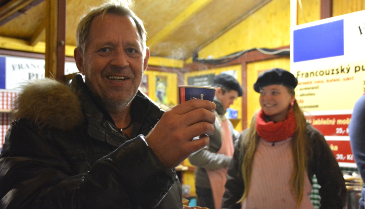 Peter provar punch på julmarknad i Tjeckien