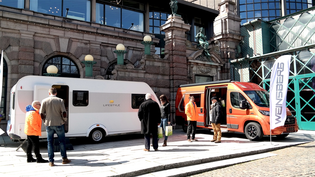 En husvagn och en husbil utanför Operakällaren i Stockholm