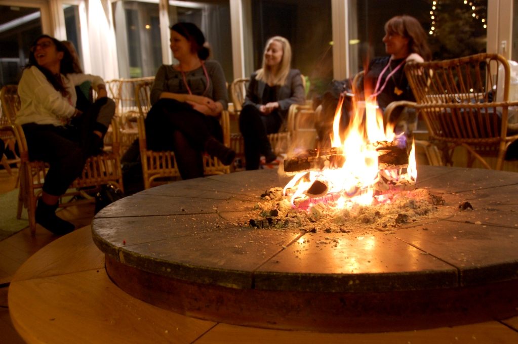 Sauna evening med het bastu, bad i isvak (för vissa!) och korv, öl och snack framför brasan