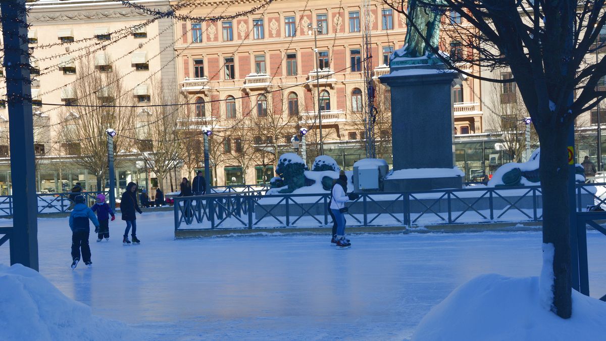 Riktigt vinter i Stockholm, skridskoåkning i Kungsträdgården