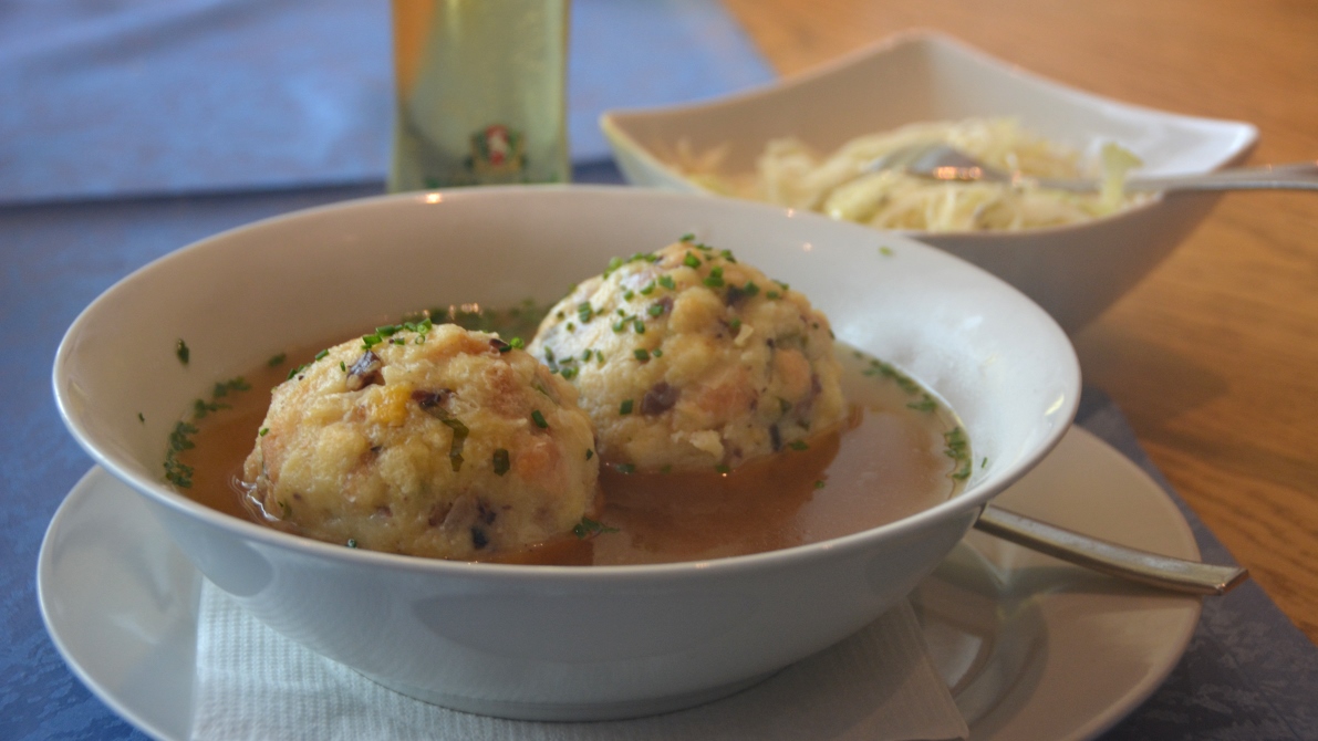 Tyrolsk soppa med knödel och vitkåssallad