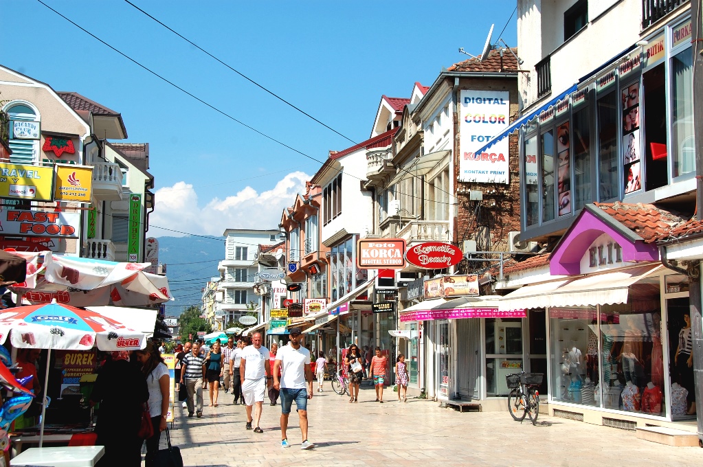 Struga är en charmig liten stad med många restauranger och några shoppinggator