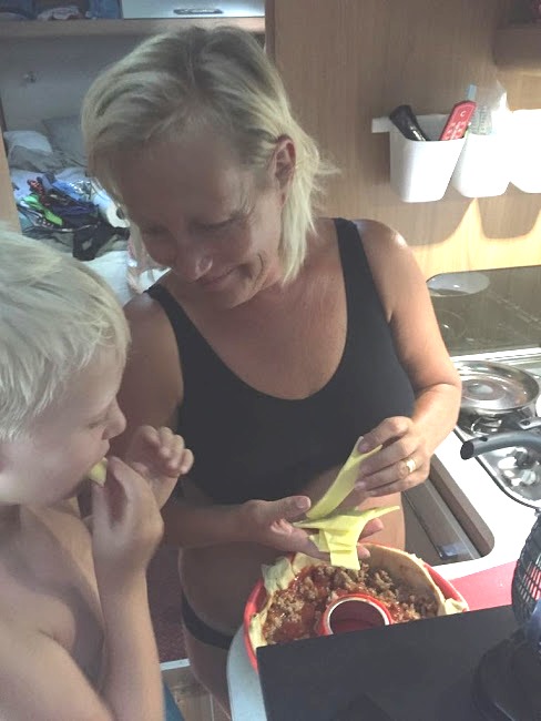 Elias och jag lagar Tacogratäng till middag.