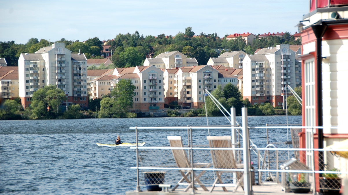 I bakgrunden: Bostadshus i Traneberg