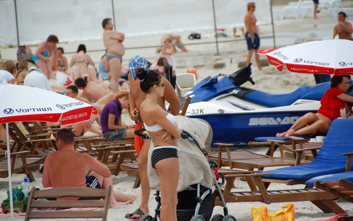 Fullt av folk på stranden i Odessa