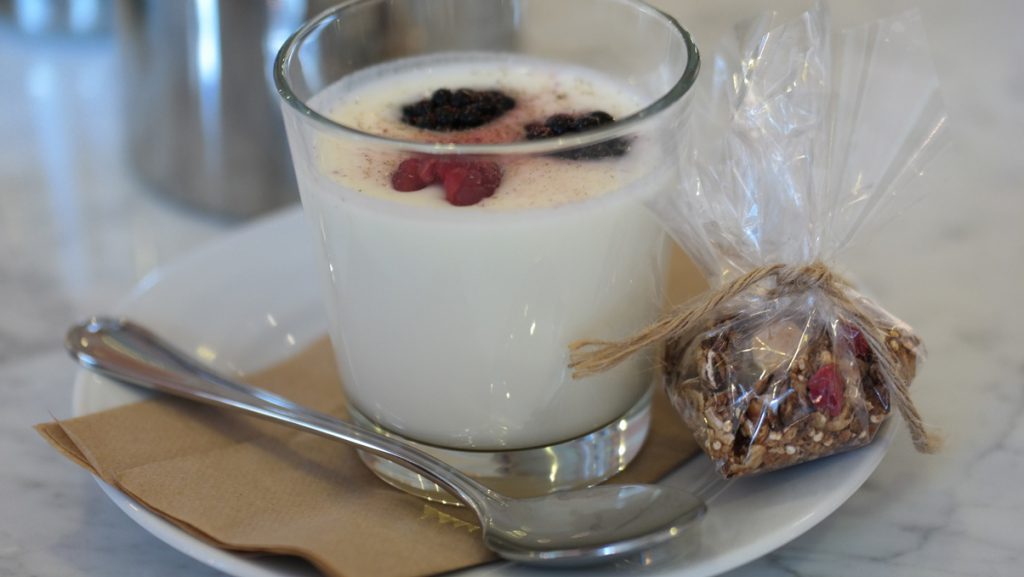 Yoghurt med lavendelhonung och granola