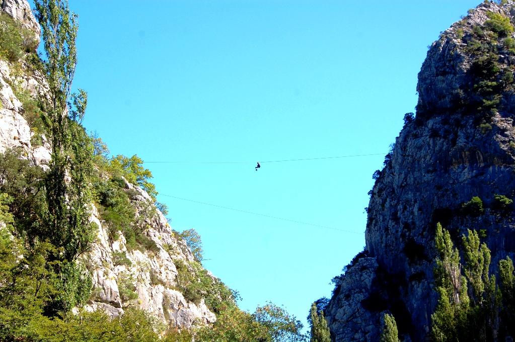 Zipline över floden Cetina i Kroatien