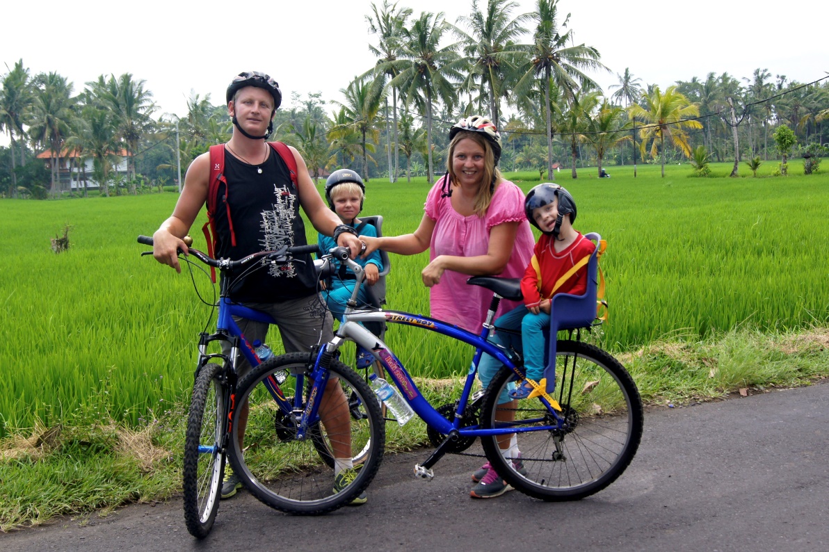 Ida Thunberg med familj, på Bali