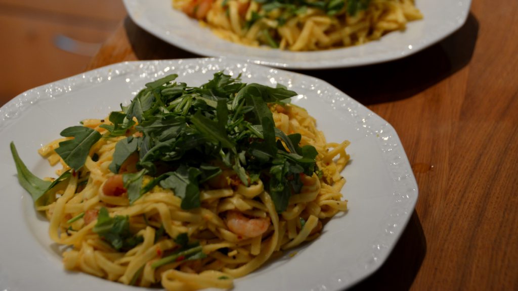 Färsk pasta med räkor och rucola, smaksatt med citron