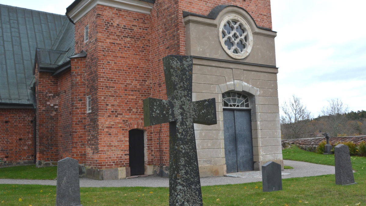 Engsö kyrka och kyrkogård