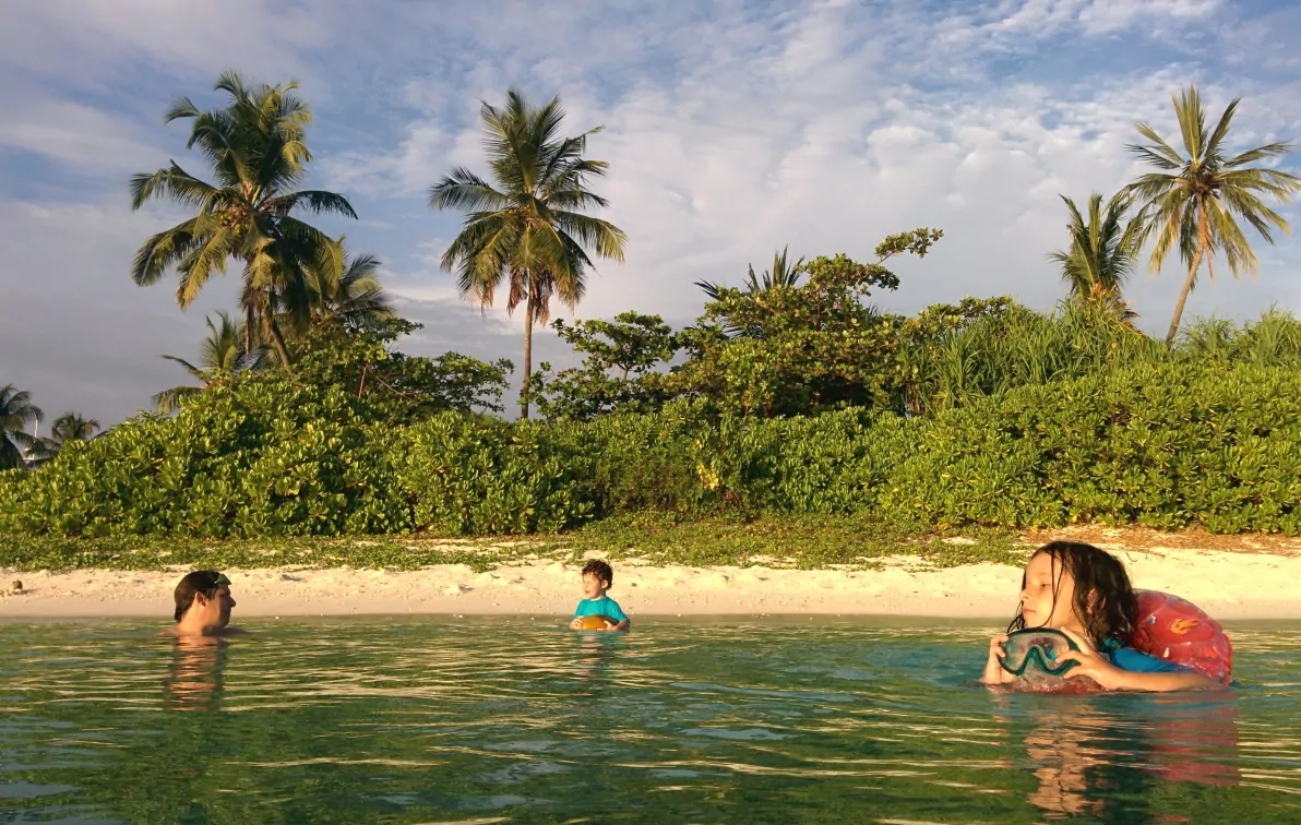 Familjen badar på Maldiverna
