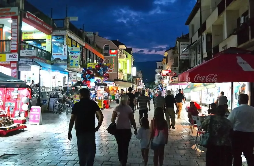 Struga är en charmig och levande stad på sommaren - vi ska snart utforska stan i dagsljus också!