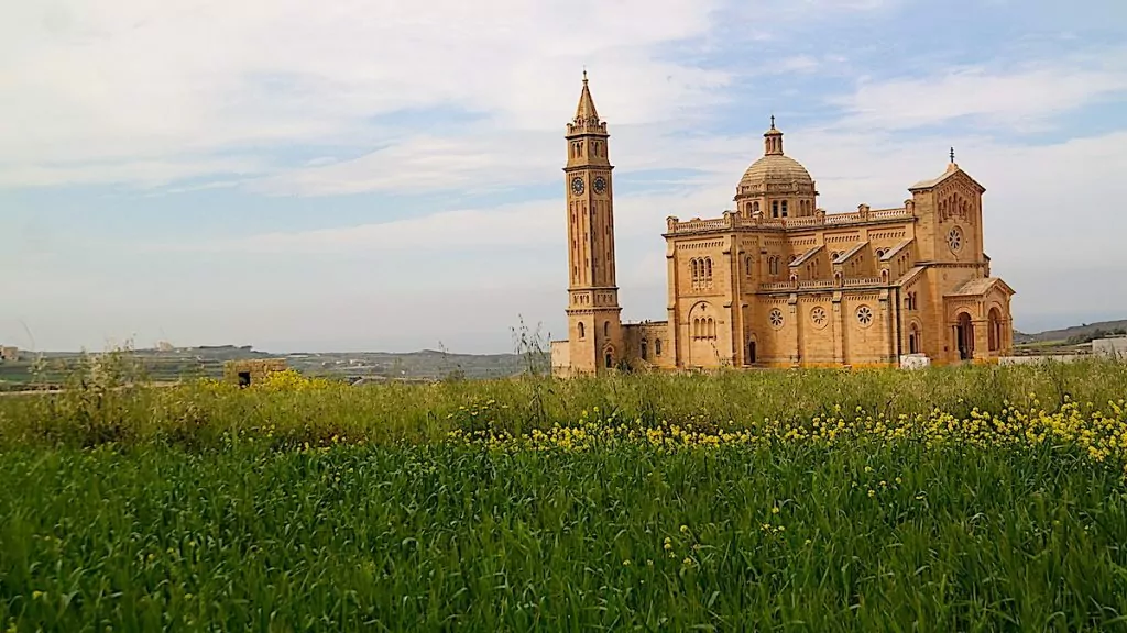 En av alla sevärdheter på Gozo i Malta: Ta'Pinu-basilikan