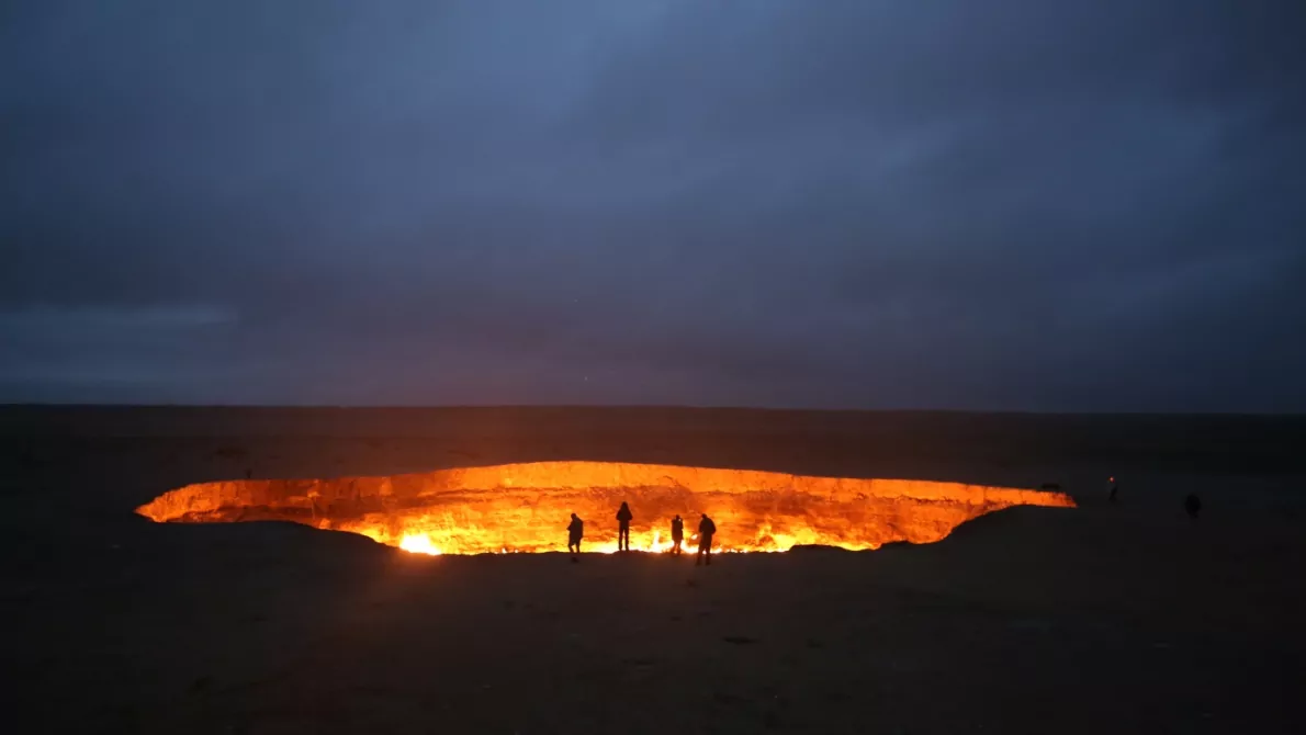 Darvaza-kratern i öknen i Turkmenistan