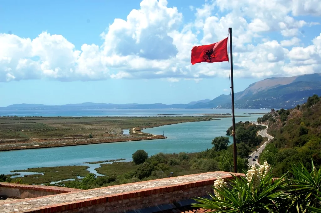 Albaniens flagga, med den dubbelhövdade örnen, vajar över Butrint
