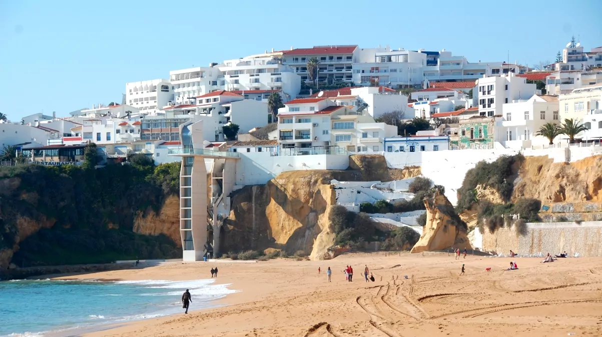 Gamla stan i Albufeira ligger på en liten höjd alldeles intill stranden