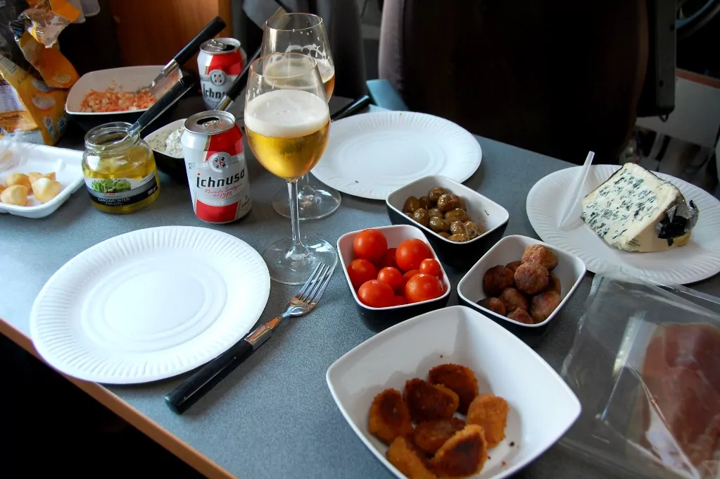 Crossover mellan italiensk antipasti och svenskt smörgåsbord - i husbilen igr